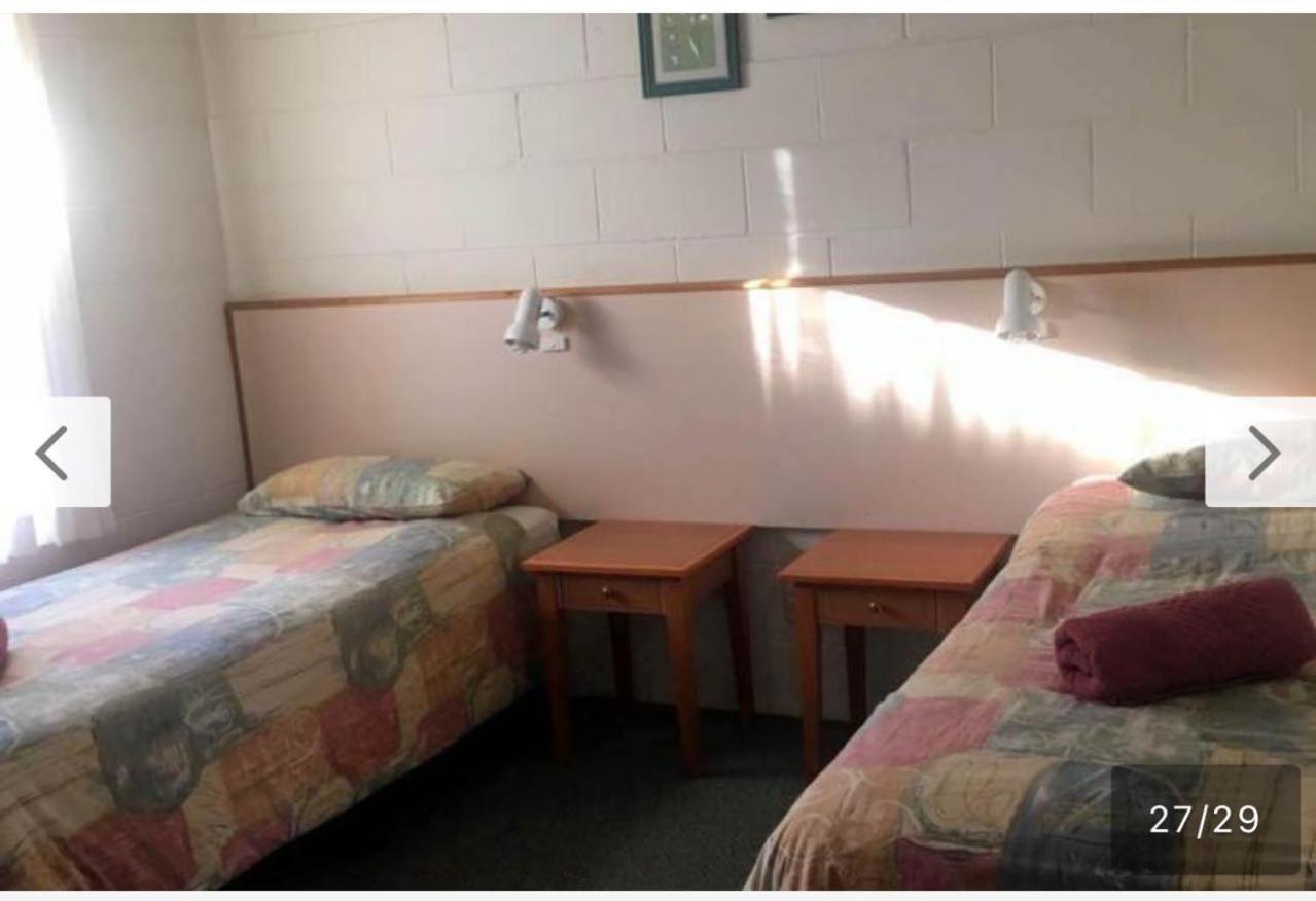 Black Swan Motel Inn Lakes Entrance Exterior photo